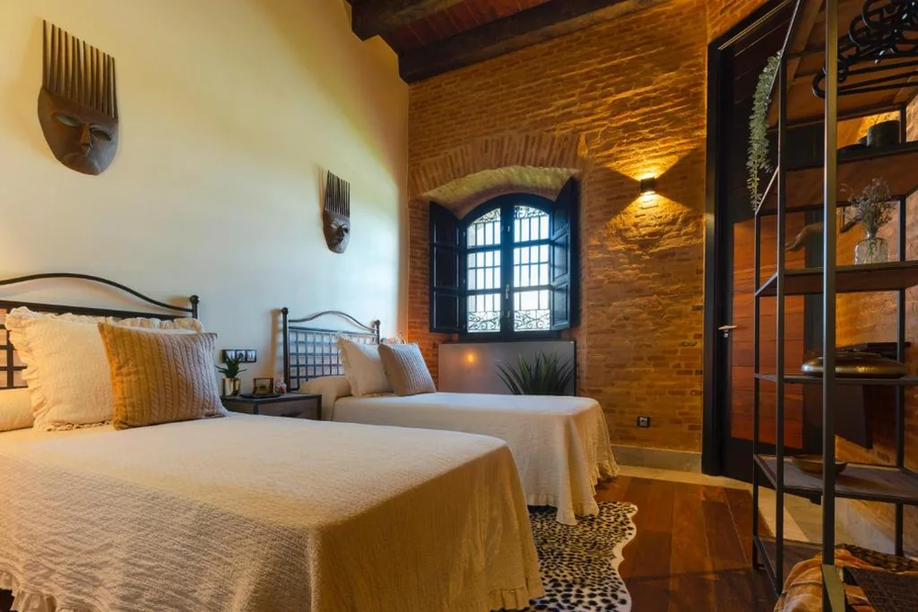 Tweepersoonskamer met eigen badkamer - 1 of 2 bedden — Castillo de Monte la Reina Posada Real & Bodega