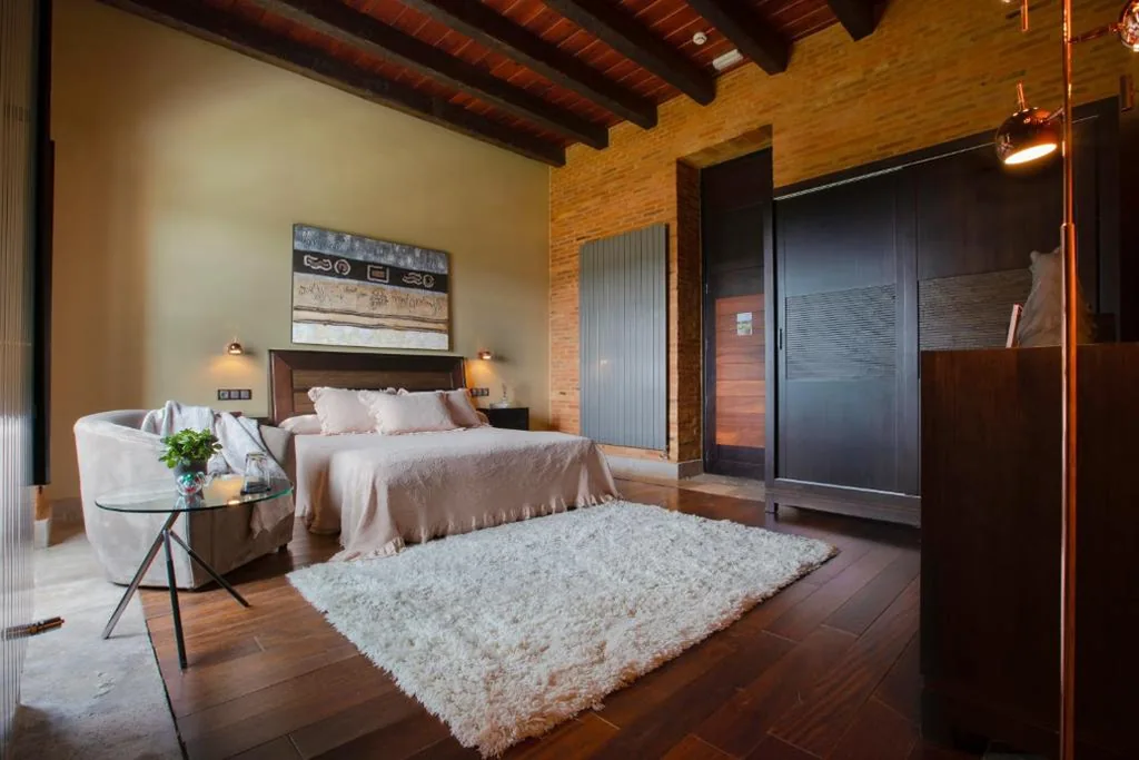 Deluxe suite voor twee personen - Groot tweepersoonsbed — Castillo de Monte la Reina Posada Real & Bodega
