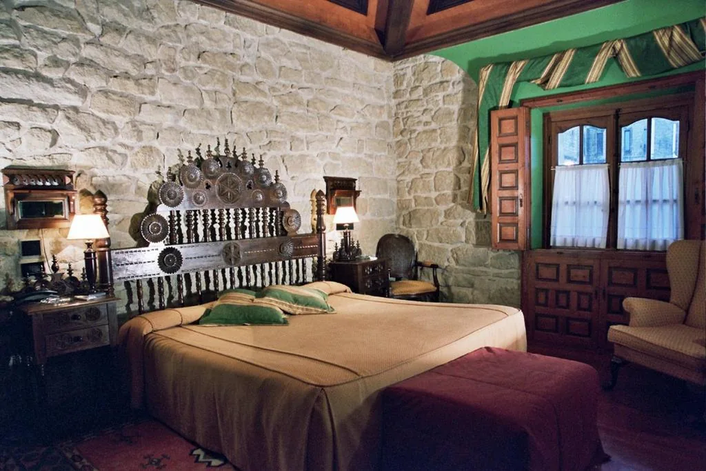 山の眺望とキングサイズベッド付き客室 — Castillo el Collado Hotel