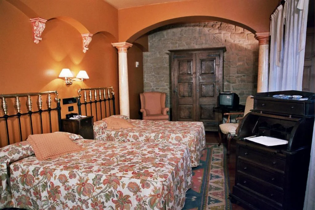 庭園を望むスタンダードツインルーム — Castillo el Collado Hotel
