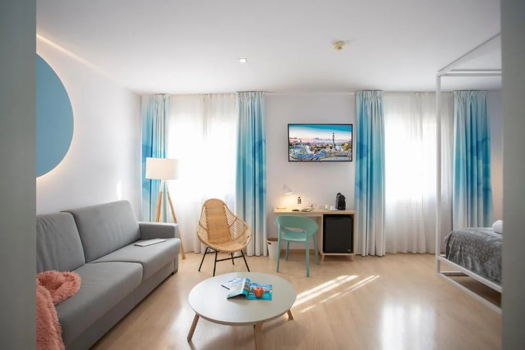 Habitación Triple Deluxe — Casual Colours Barcelona by Casual Hoteles