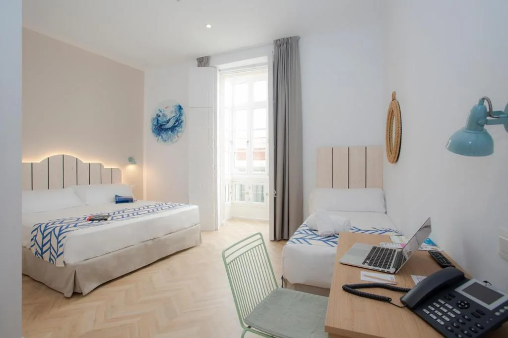 Dreibettzimmer mit Balkon — Casual con Duende Cadiz by Casual Hoteles