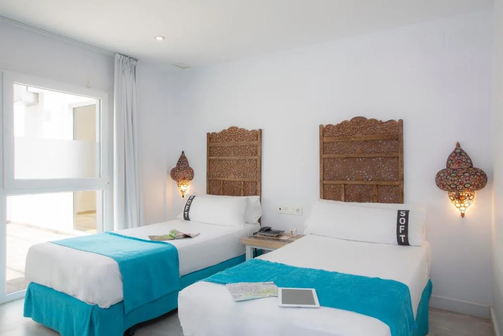 Habitación Doble Económica Interior - 2 camas — Casual del Mar Málaga by Casual Hoteles