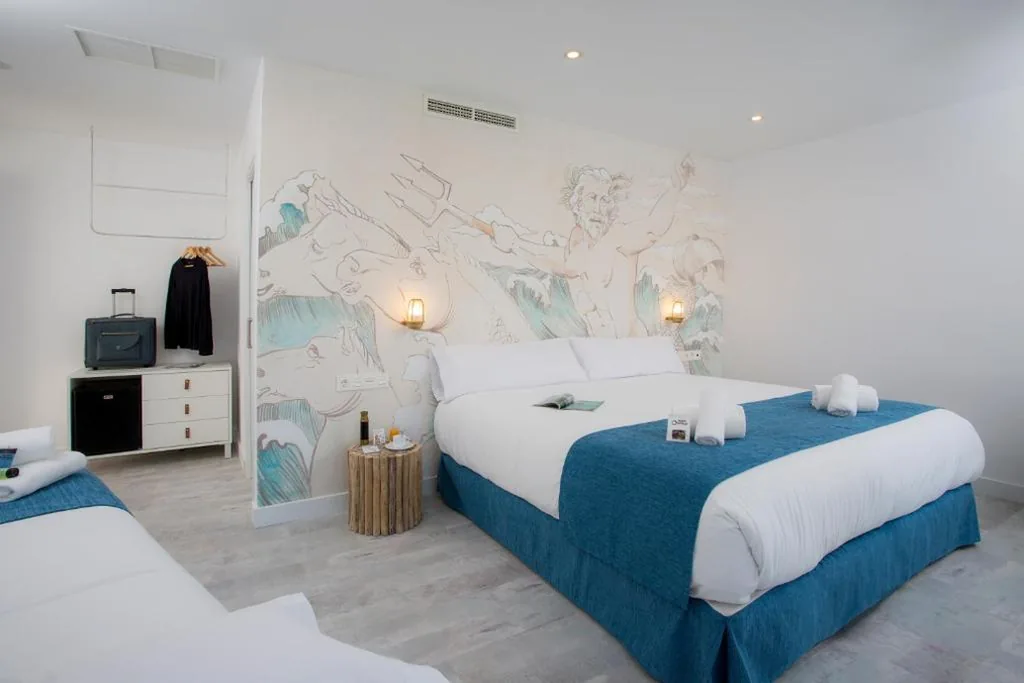 Habitación Triple Clásica — Casual del Mar Málaga by Casual Hoteles