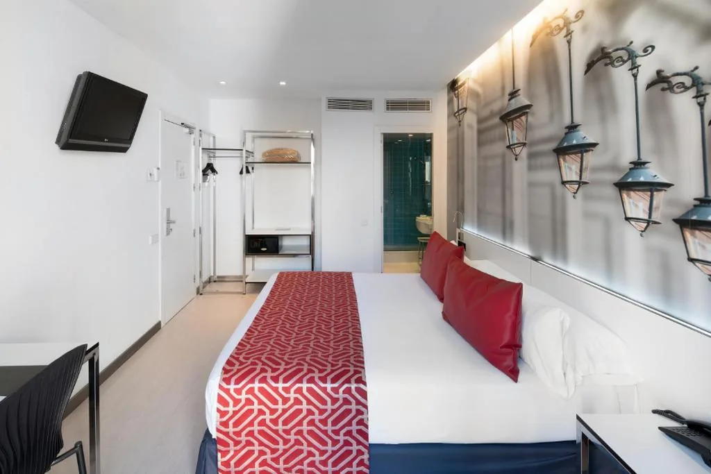 Tweepersoonskamer - 1 of 2 bedden — Catalonia Avinyo