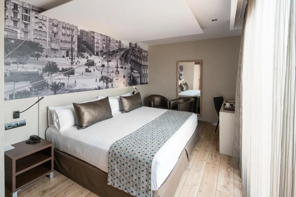 Habitación Doble con terraza — Catalonia Born