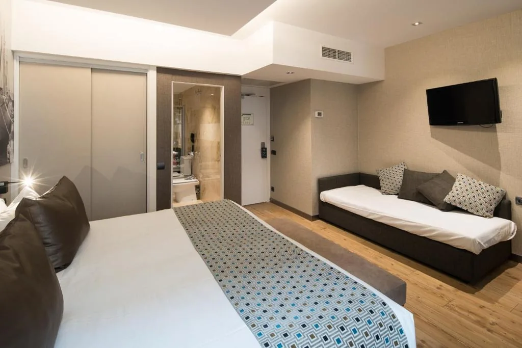 Habitación Triple (3 adultos) — Catalonia Born