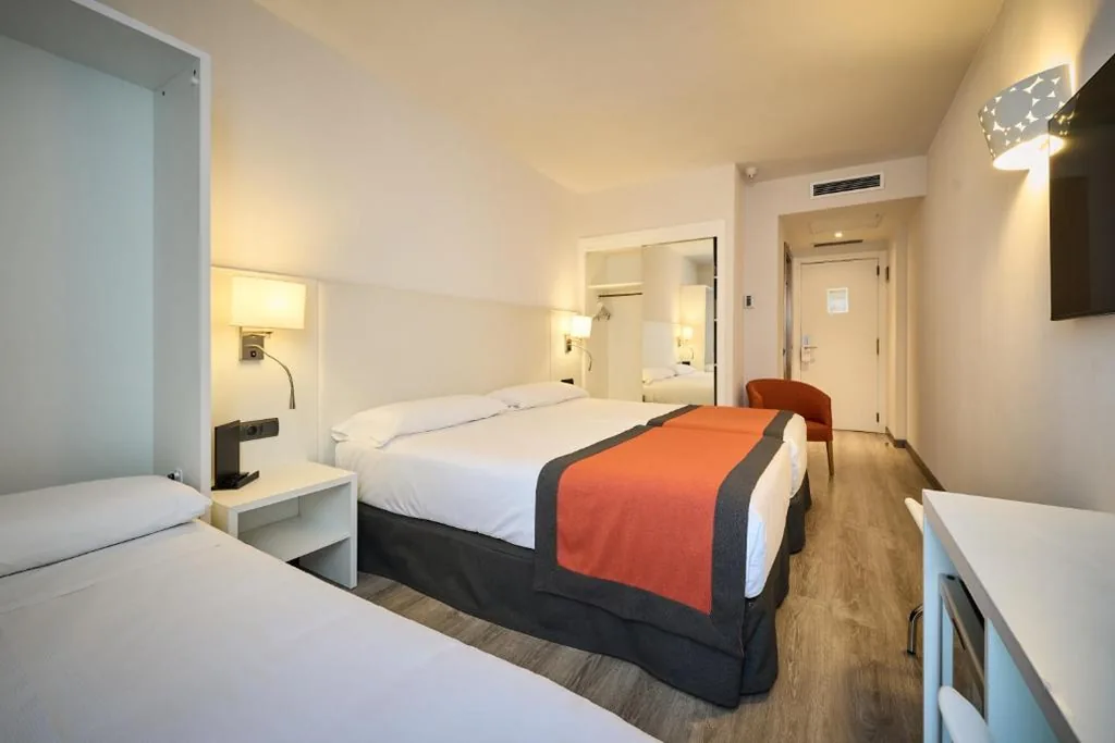 Dreibettzimmer (2 Erwachsene + 1 Kind) — Catalonia Bristol