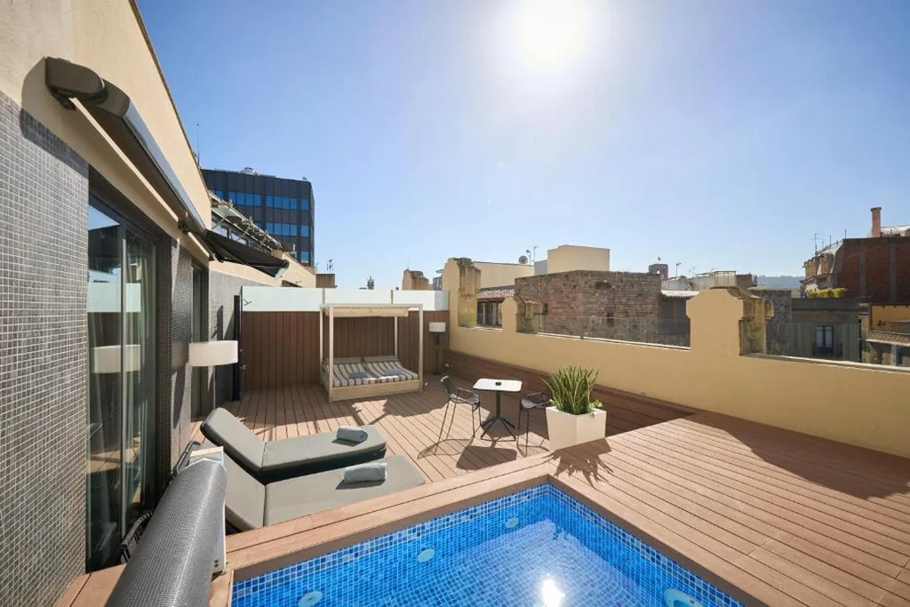 Chambre double Deluxe avec terrasse et piscine privée — Catalonia Catedral