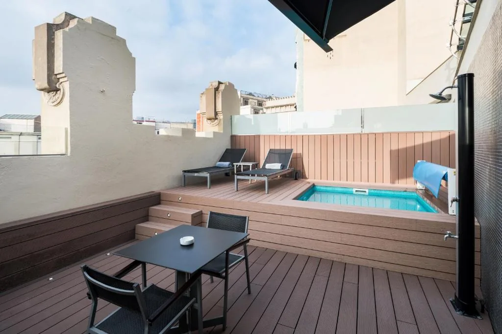Chambre double supérieure avec terrasse et piscine privée — Catalonia Catedral