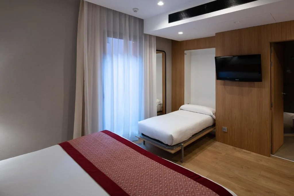 Quarto Triplo (2 adultos + 1 criança) — Catalonia Eixample 1864