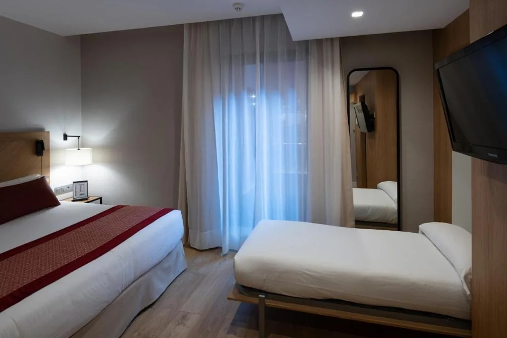 Quarto Triplo (3 adultos) — Catalonia Eixample 1864