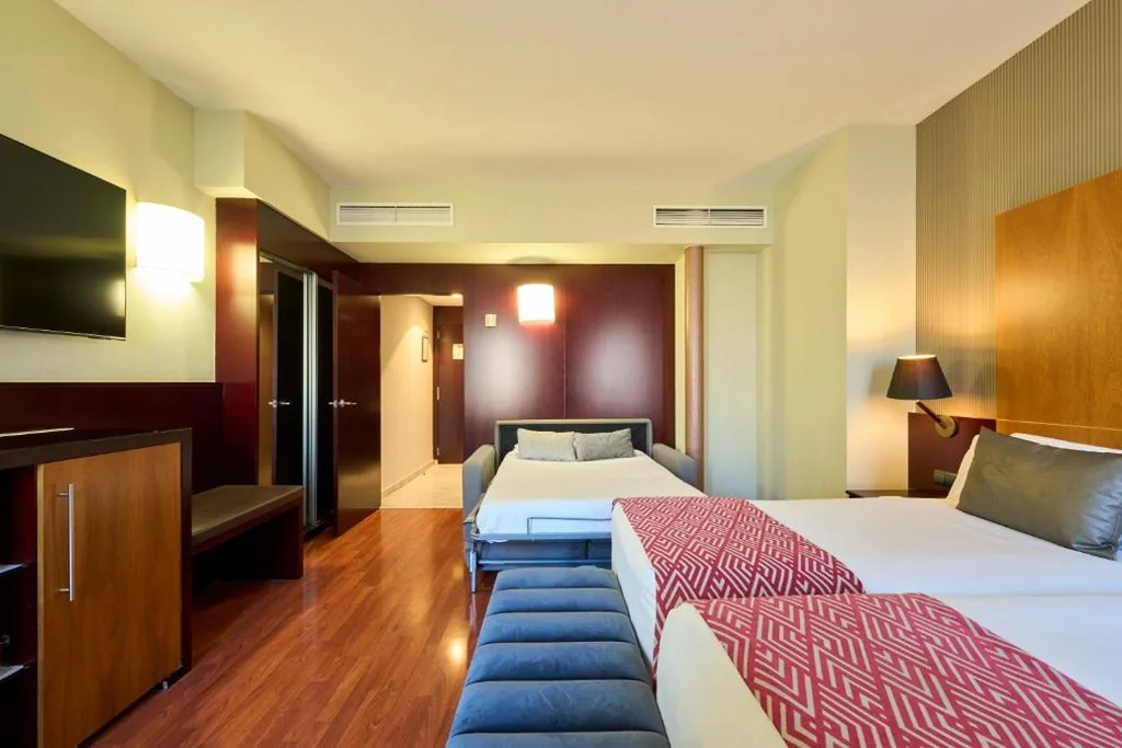 Habitación Triple (2 adultos + 1 niño) — Catalonia El Pilar