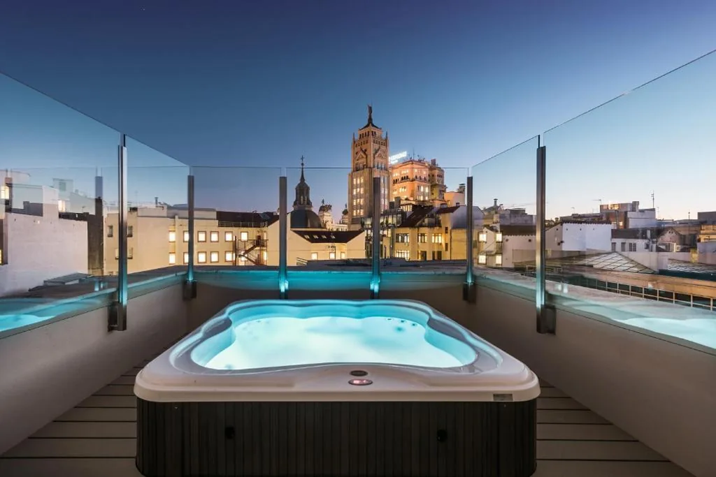 Superior-Doppelzimmer mit Terrasse und Whirlpool® — Catalonia Gran Vía Madrid