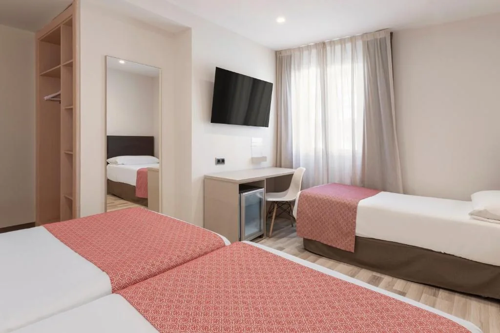 Habitación Triple (2 adultos + 1 niño) — Catalonia Hispalis