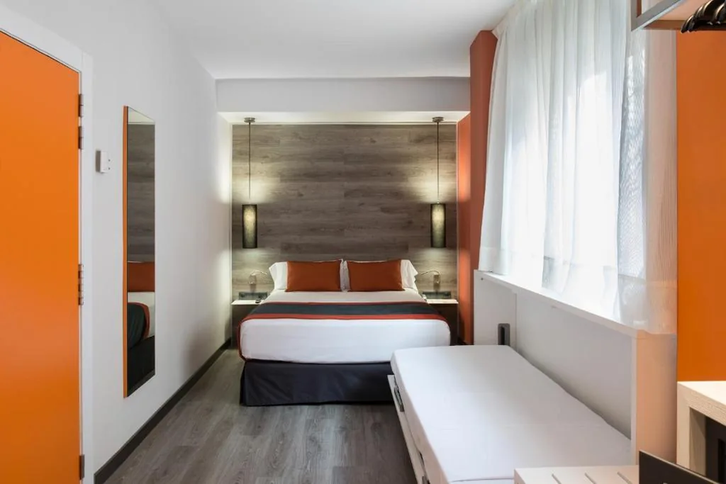 Habitación Triple (2 adultos + 1 niño) — Catalonia Mikado