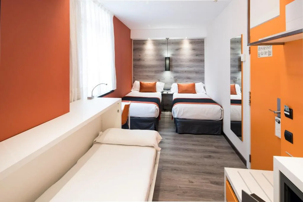 Habitación Triple (3 adultos) — Catalonia Mikado
