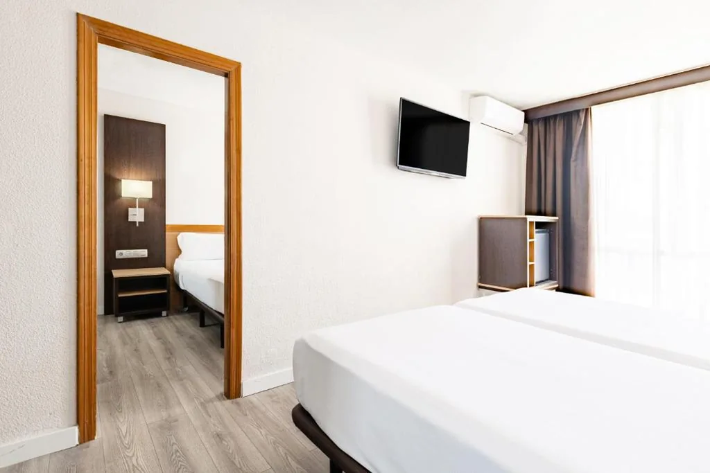 Quarto Familiar Premium — Catalonia Oro Negro