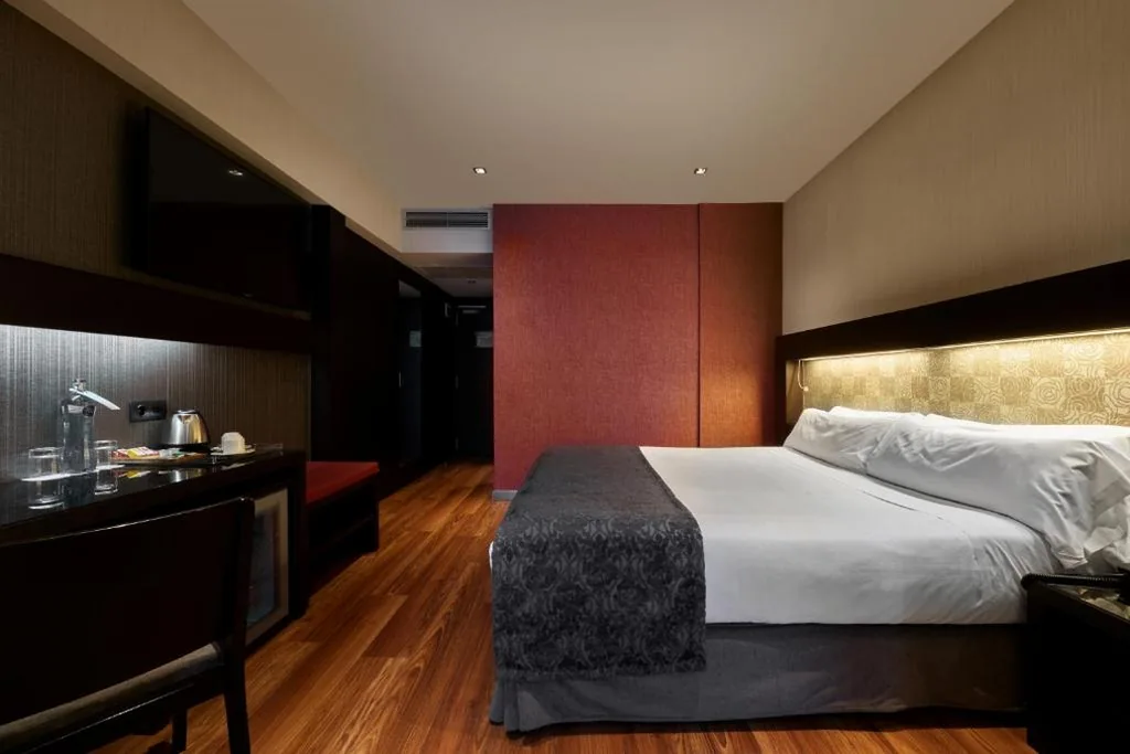 Chambre triple (2 adultes + 1 enfant) — Catalonia Port