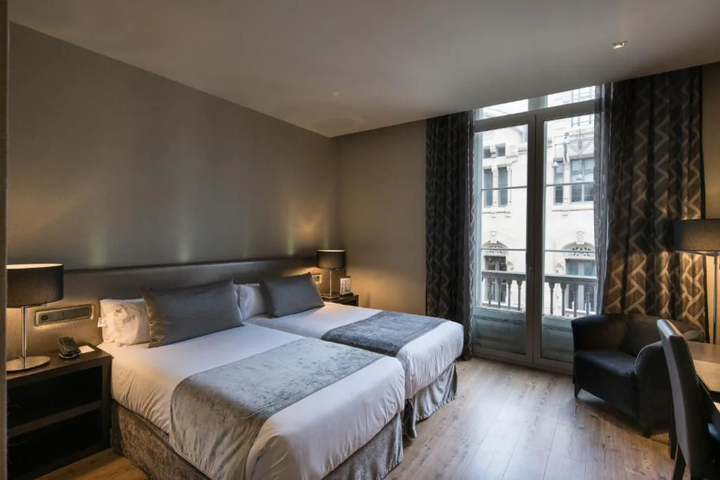 Doppelzimmer mit Aussicht – 1 oder 2 Betten — Catalonia Portal de l'Angel