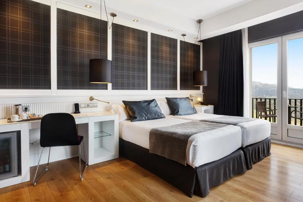 Habitación Doble con terraza y vistas — Catalonia Reina Victoria