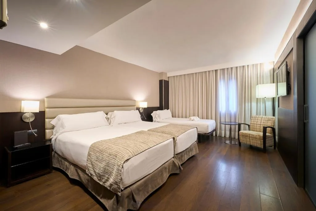 Quarto Triplo (2 adultos + 1 criança) — Catalonia Rigoletto