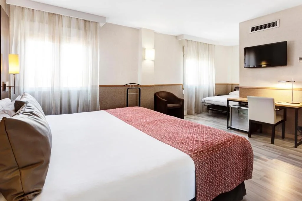 Quarto Triplo (3 adultos) — Catalonia Santa Justa