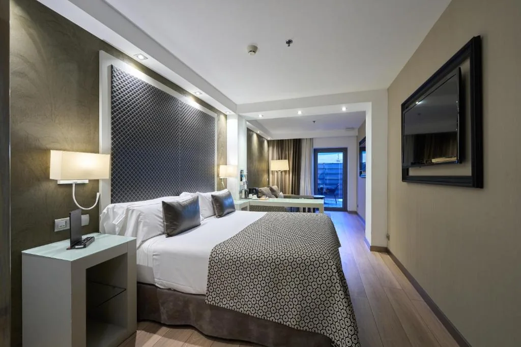 Junior Suite with Terrace — Catalonia Square 4* Sup