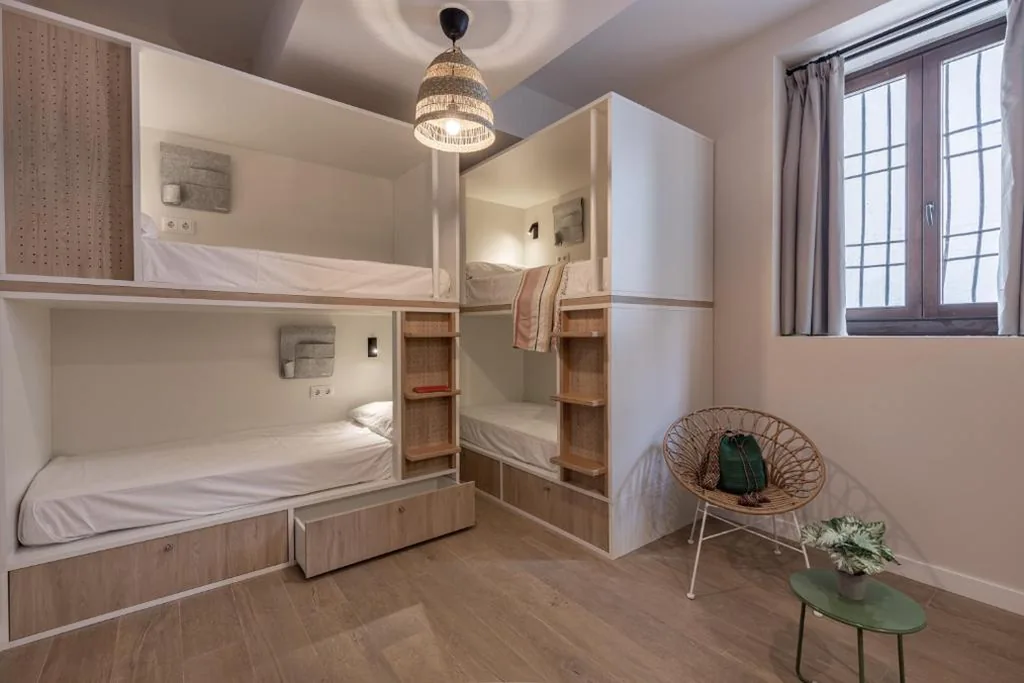 Quarto Quádruplo com Casa de Banho Privativa — Cats Hostel Córdoba
