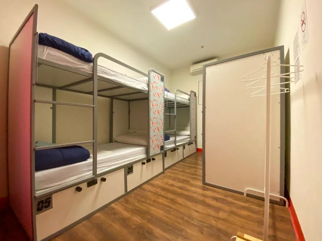 Bett im Gemeinschaftsschlafsaal mit 6 Betten und Bad — Cats Hostel Madrid Sol