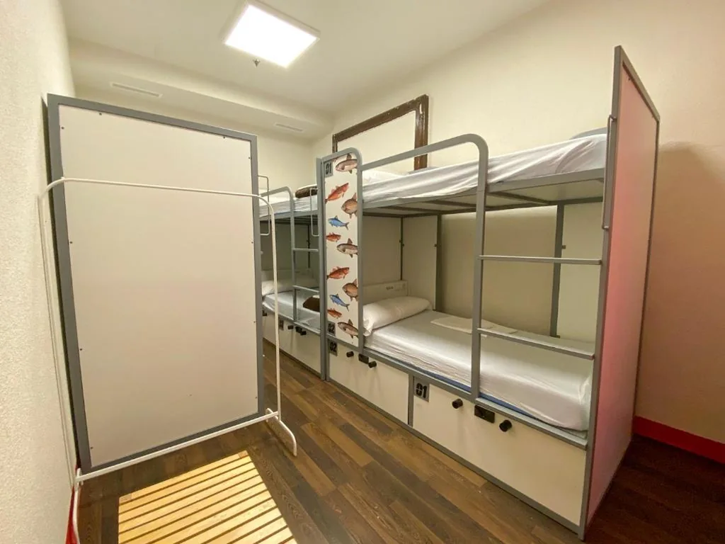 Einzelbett im gemischten Gemeinschaftsschlafsaal (6 Betten) — Cats Hostel Madrid Sol