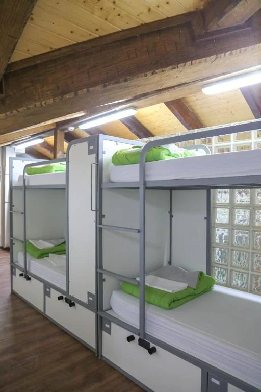 Einzelbett im gemischten Gemeinschaftsschlafsaal mit 12 Betten — Cats Hostel Madrid Sol