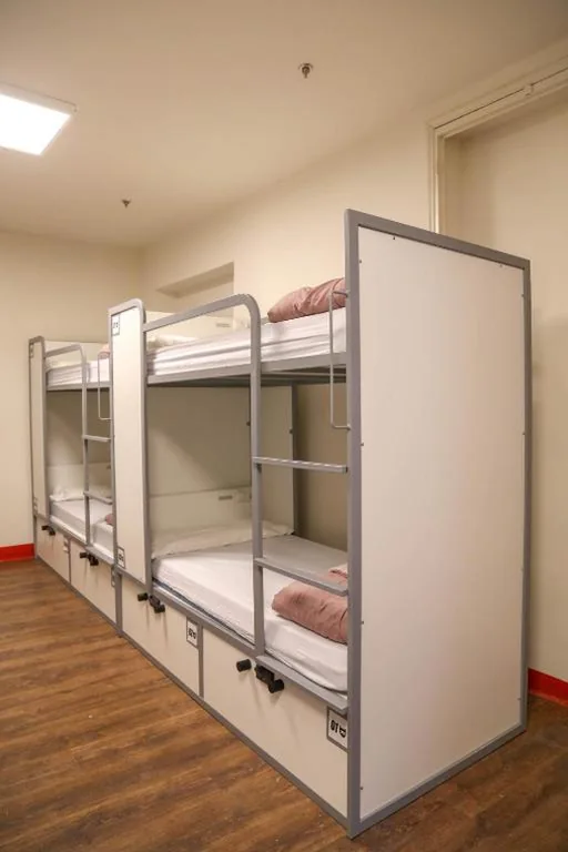 Einzelbett im gemischten Gemeinschaftsschlafsaal mit 8 Betten — Cats Hostel Madrid Sol