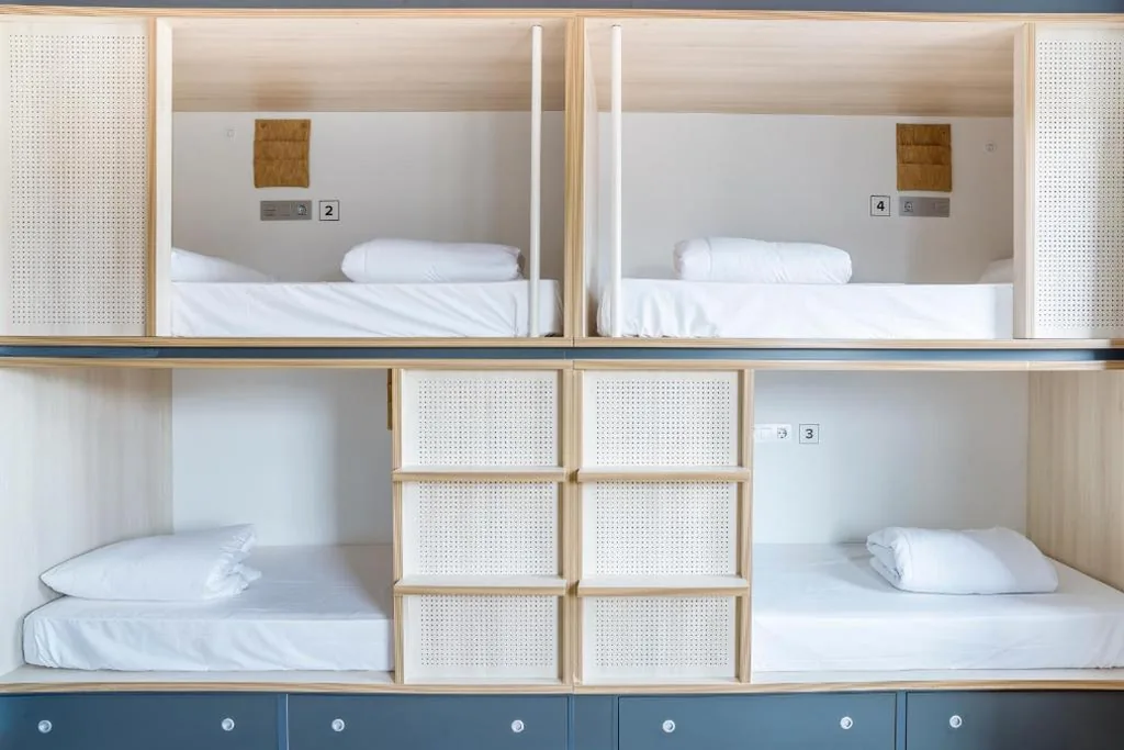Cama en habitación compartida femenina de 6 camas con baño privado — Cats Hostel San Sebastian