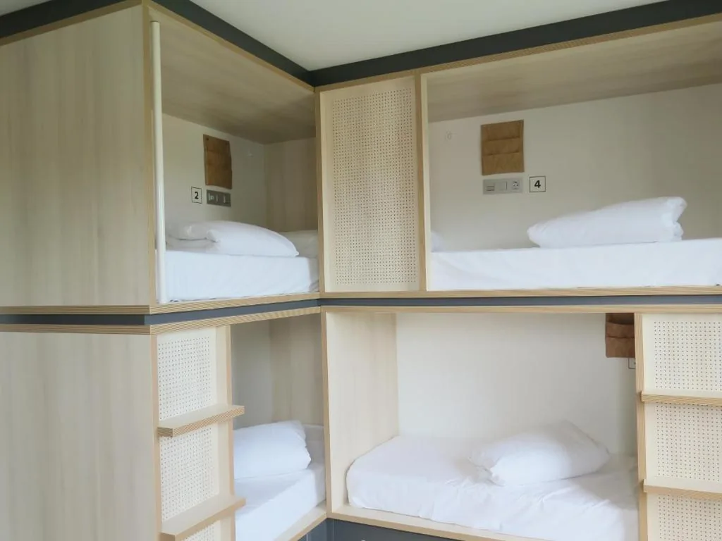 Cama en habitación compartida mixta con 4 camas y baño privado — Cats Hostel San Sebastian