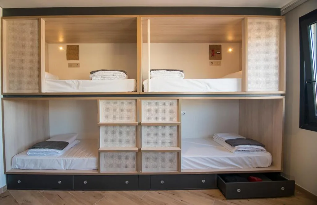 Cama en habitación compartida mixta con 6 camas y baño compartido — Cats Hostel San Sebastian