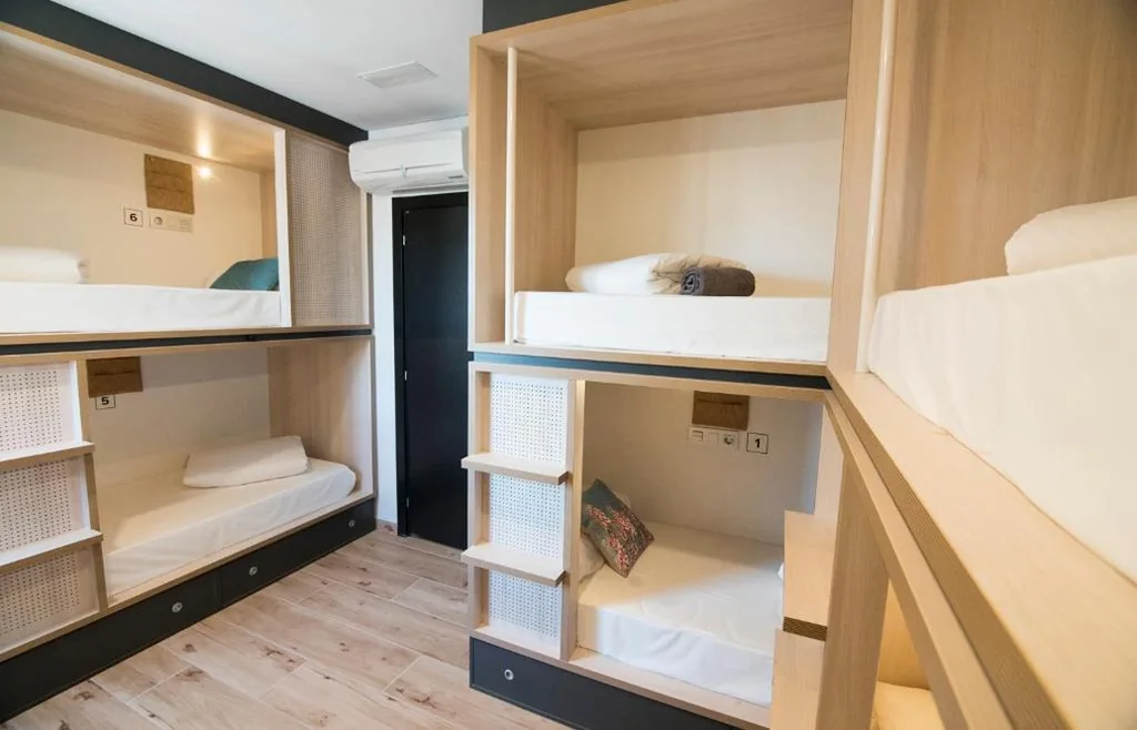 Cama en habitación compartida mixta con 6 camas y baño privado — Cats Hostel San Sebastian