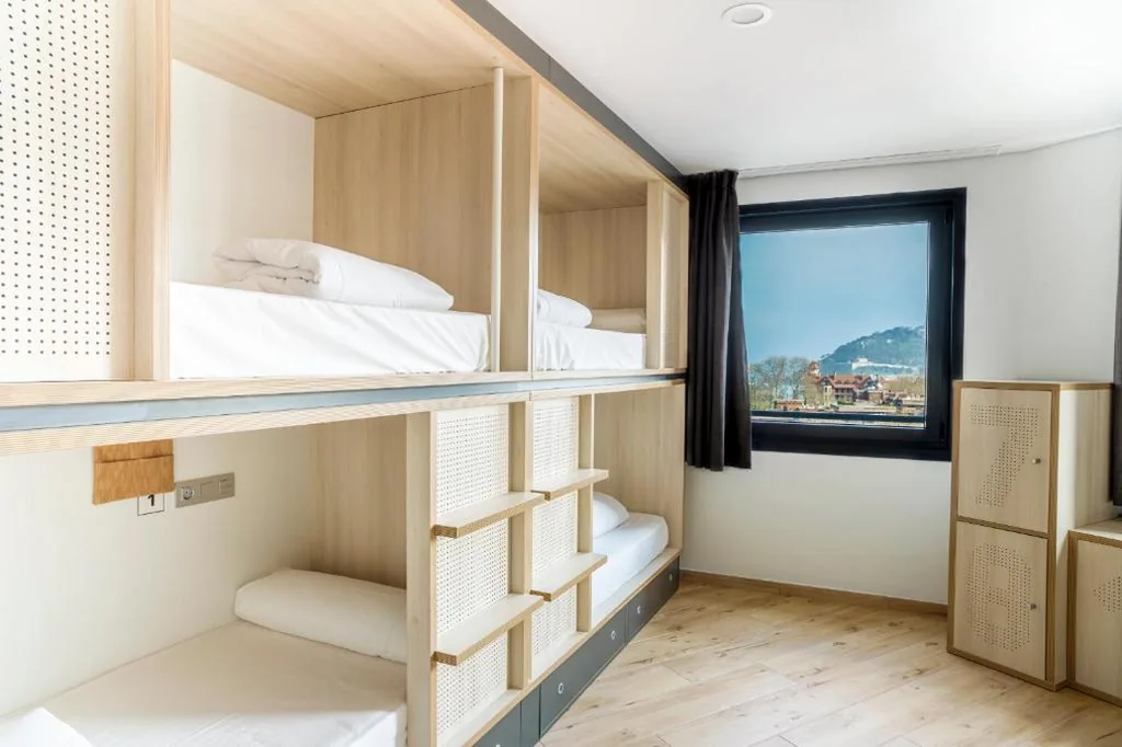 Cama en habitación compartida mixta de 8 camas con baño privado — Cats Hostel San Sebastian