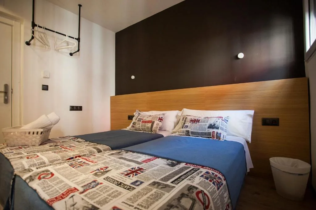 Habitación Doble Económica con baño privado — CC Malasaña
