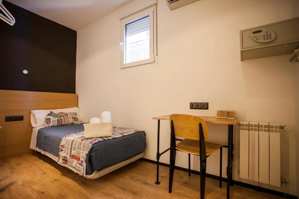 Habitación Individual con baño privado — CC Malasaña