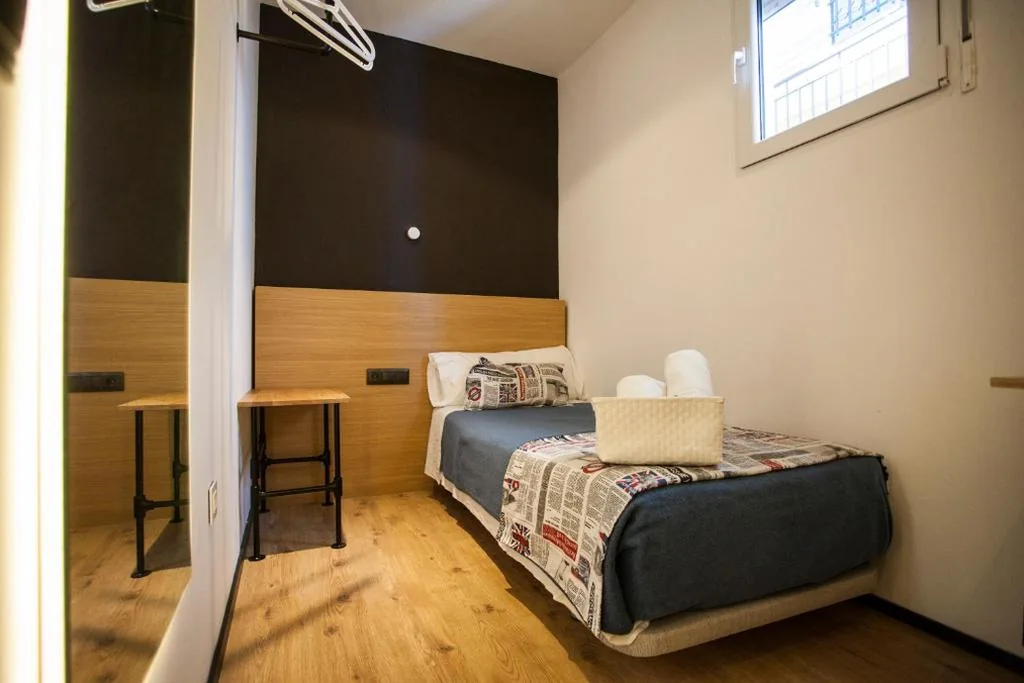 Habitación Individual Económica Pequeña con baño privado — CC Malasaña