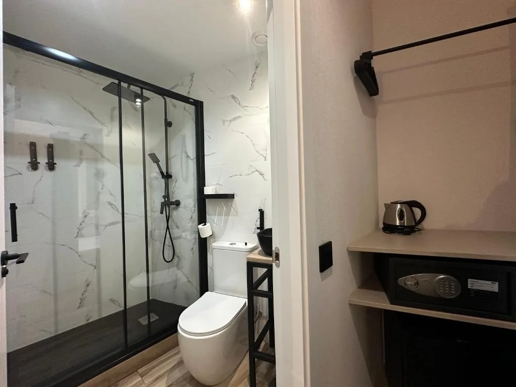 Habitación Individual con baño privado — CC Opera Suites