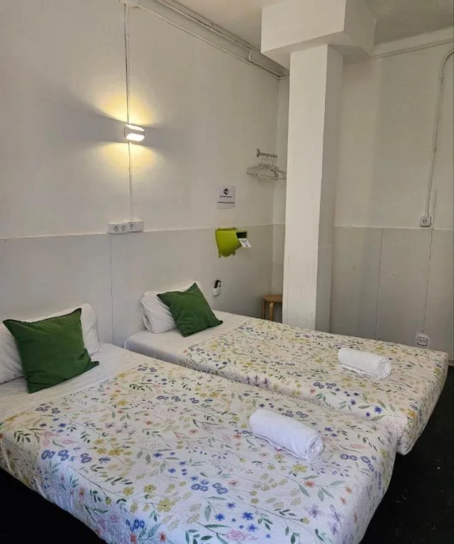 Doppelzimmer mit Balkon – 2 Betten — Central and Basic Universitat for YOUNG HOSTEL