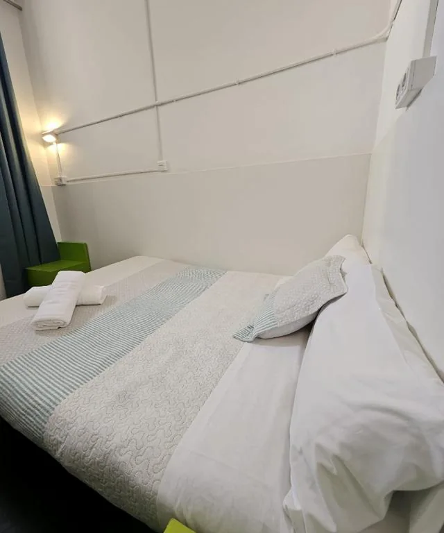 Doppelzimmer mit Gemeinschaftsbad — Central and Basic Universitat for YOUNG HOSTEL