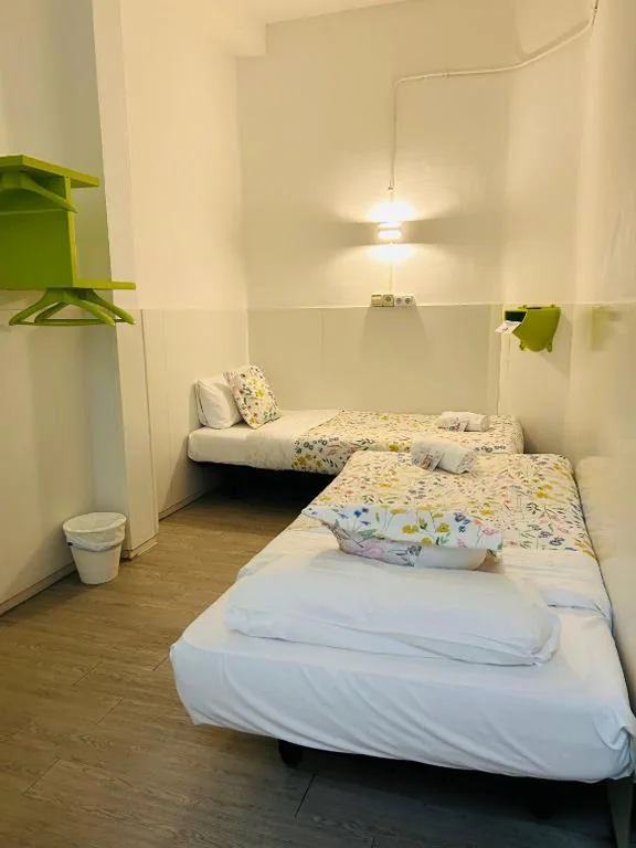 Doppelzimmer mit eigenem Bad – 2 Betten — Central and Basic Universitat for YOUNG HOSTEL
