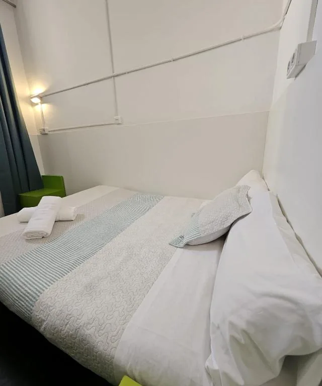 Doppelzimmer mit eigenem Bad — Central and Basic Universitat for YOUNG HOSTEL