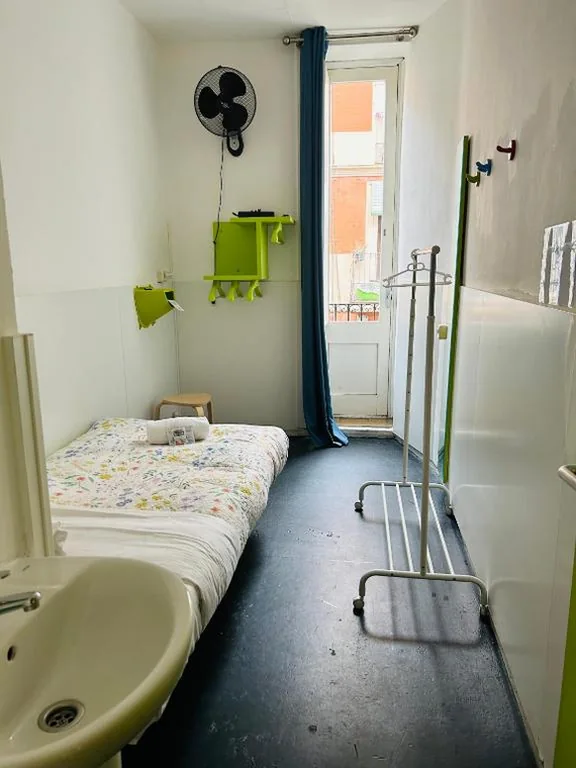 Einzelzimmer mit Balkon — Central and Basic Universitat for YOUNG HOSTEL