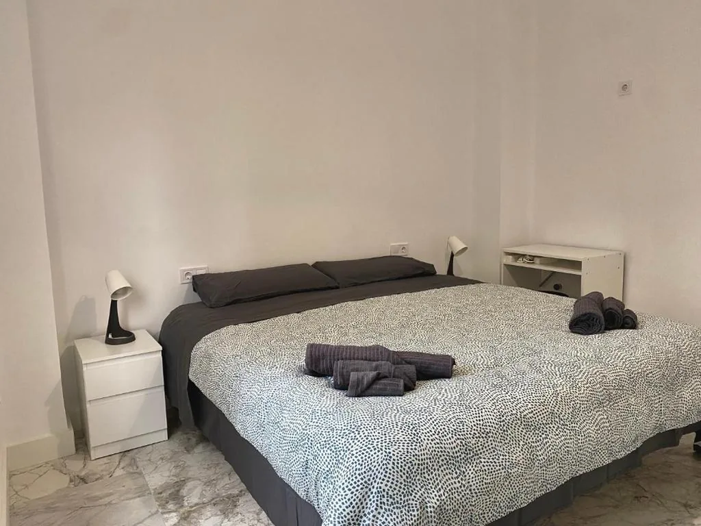 Doppelzimmer mit eigenem Bad — Central Rooms - Valencia City Centre Boho-Cozy Downtown - VLC Urban Rental