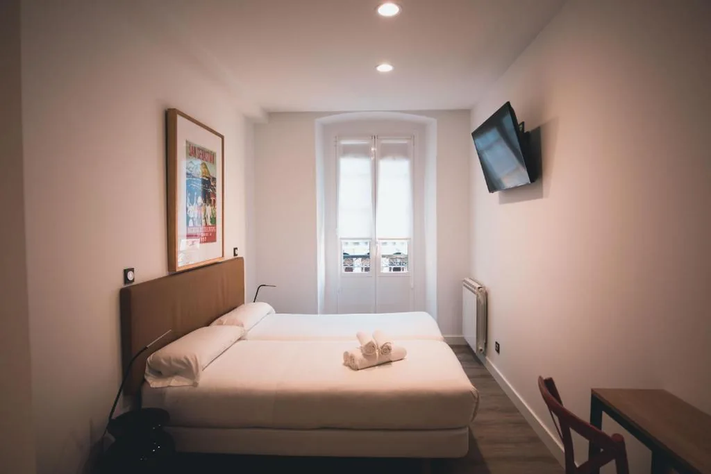 Doppelzimmer mit Balkon – 2 Betten — Central Roomss