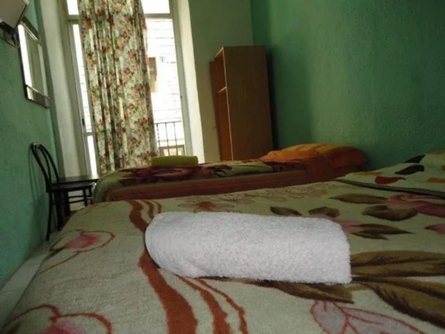 Camera doppia con bagno in comune - 1 o 2 letti — Central Station Hostel Barcelona